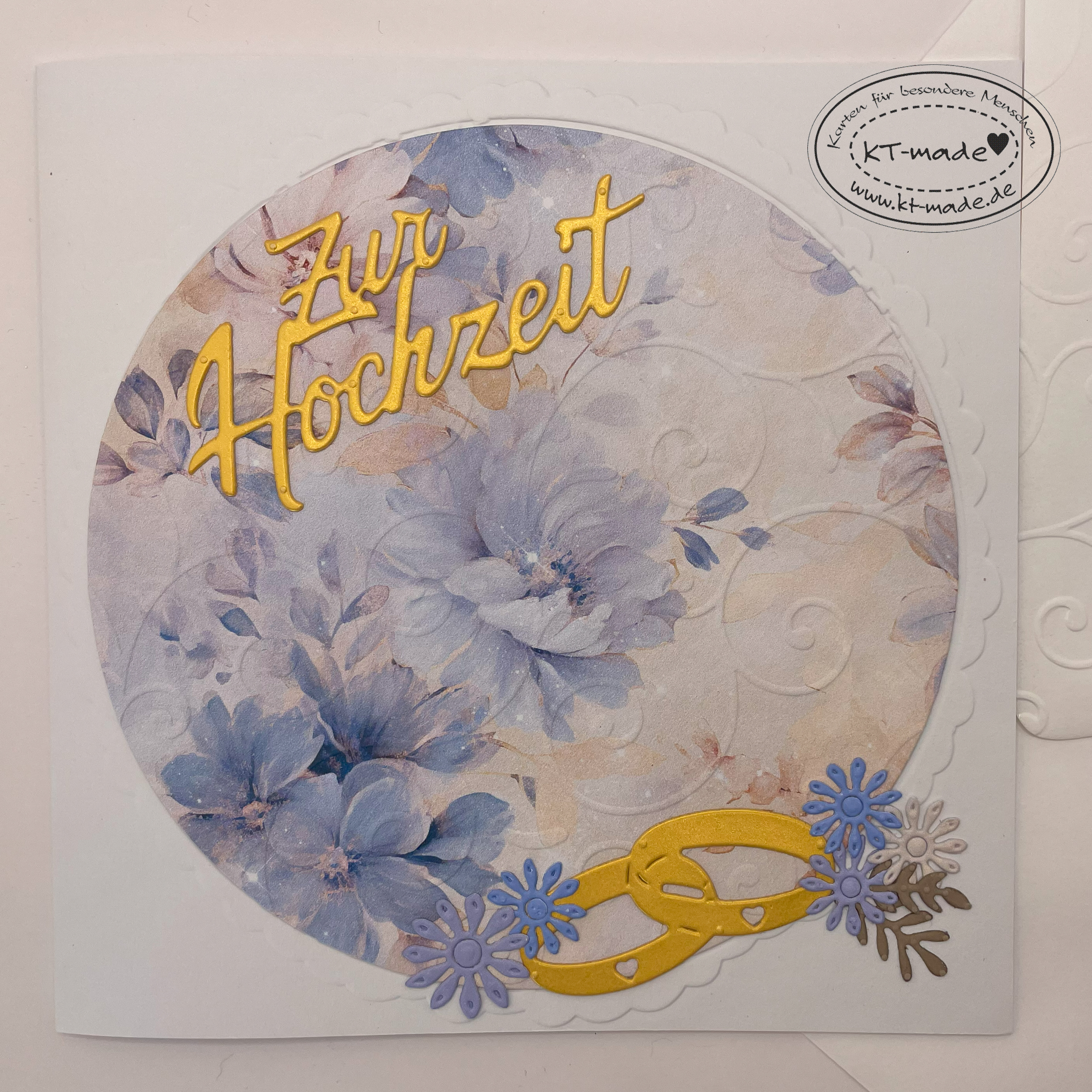Hochzeitskarte mit Blüten in lila und gold