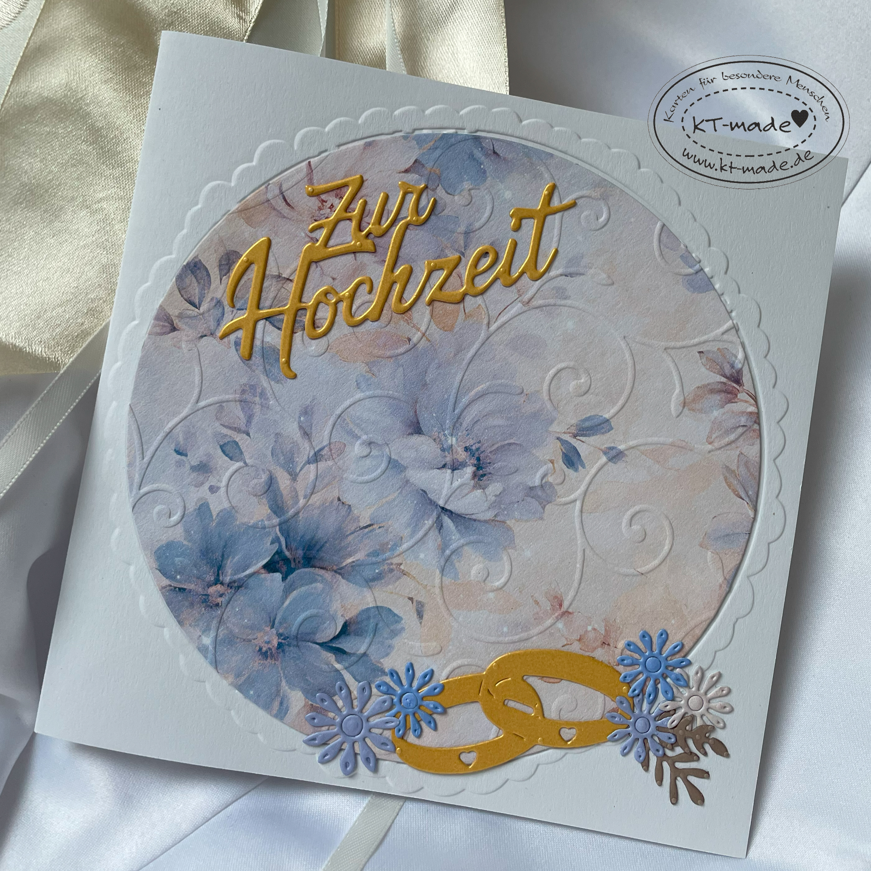 Hochzeitskarte mit Blüten in lila und gold